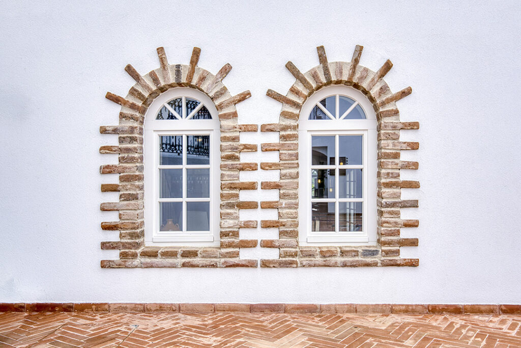 Custom Windows and Doors in Wood - Small Charming Property - Janelas e Portas Personalizadas em Madeira - Pequena Propriedade de Charme