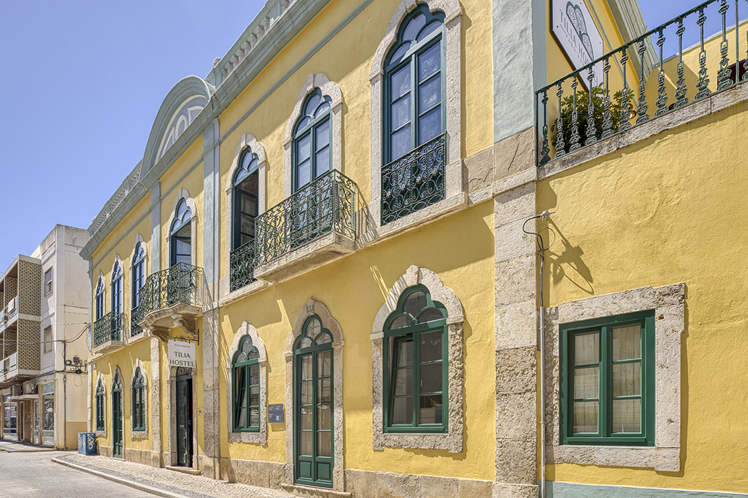 Renovating Faro's Historic Tilia Hostel - Classic Wooden Windows - Renovating Faro's Historic Tilia Hostel - Classic - historic Wooden Windows - 1 - Renovação do histórico Tilia Hostel de Faro - Clássico - históricas janelas de madeira