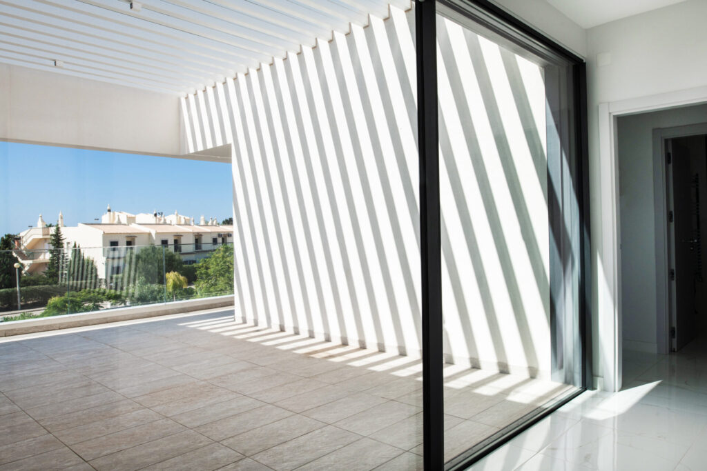 Modern aluminium sliding windows by Mestre Raposa and OTIIMA showcasing ultra-slim profiles in luxury home design As janelas de correr modernas em alumínio da Mestre Raposa e da OTIIMA apresentam perfis ultrafinos num design de residências de luxo