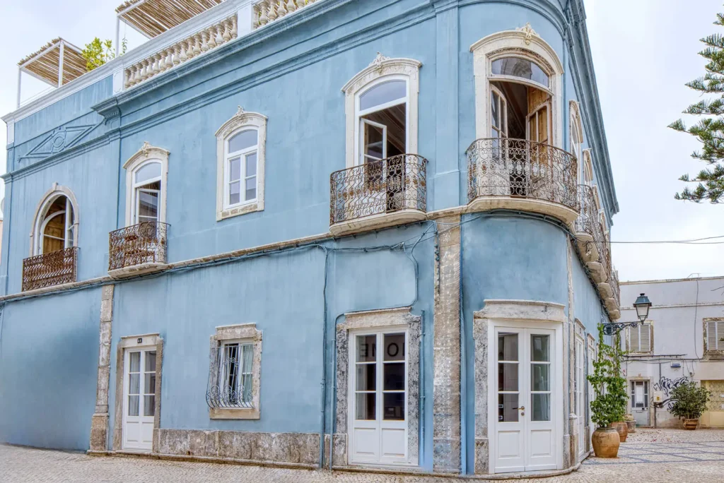 Portas e janelas personalizadas: design exclusivo em madeira