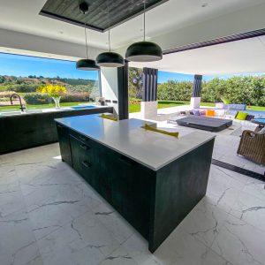Modern kitchen with minimal windows - Portas de sacada motorizadas Otima com vista panorâmica